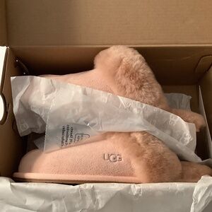 UGG Sz 6 II Suede Leather & Sheepskin Slippers Beige Blush Brand New with Box